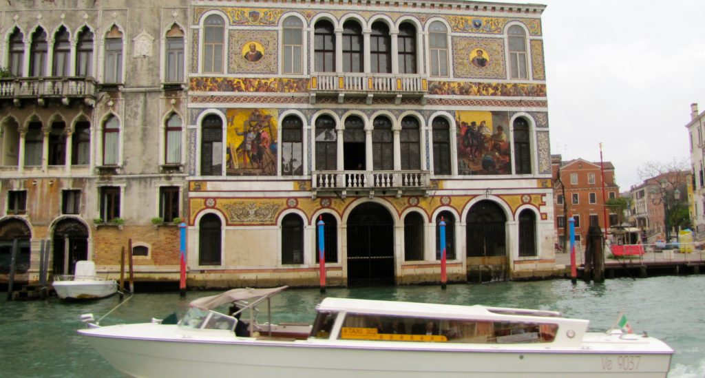 Venice with teenagers: Murals on palazzo on the Grand Canal. Copyright©2015 reserved to photographer. Contact mapandfamily.com