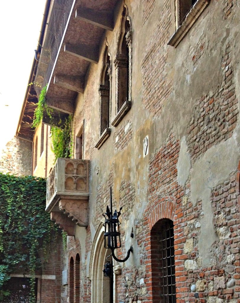The house and balcony attributed to Shakespeare's Juliet's in Verona. Copyright©2015 mapandfamily.com