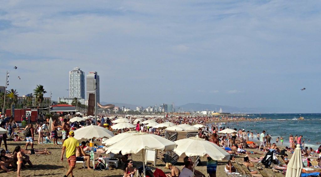 Barcelona with teens: busy day at beach Copyright©2016 mapandfamily.com