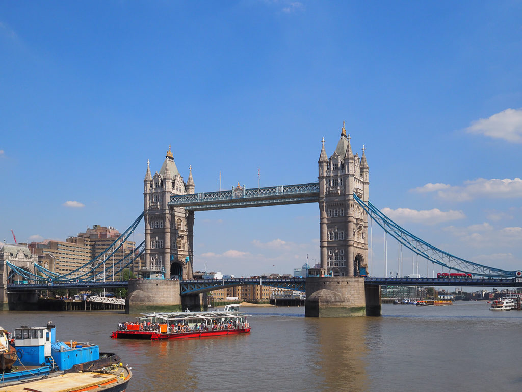 Best free views of London. Tower Bridge viewed from the south bank. Copyright ©2018 mapandfamily.com 