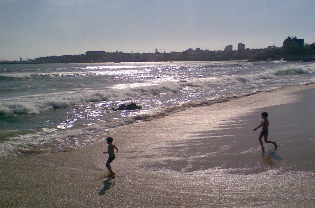 Lisbon family holiday. Children running to the sea. Copyright©2015 reserved to photographer. Contact mapandfamily.com