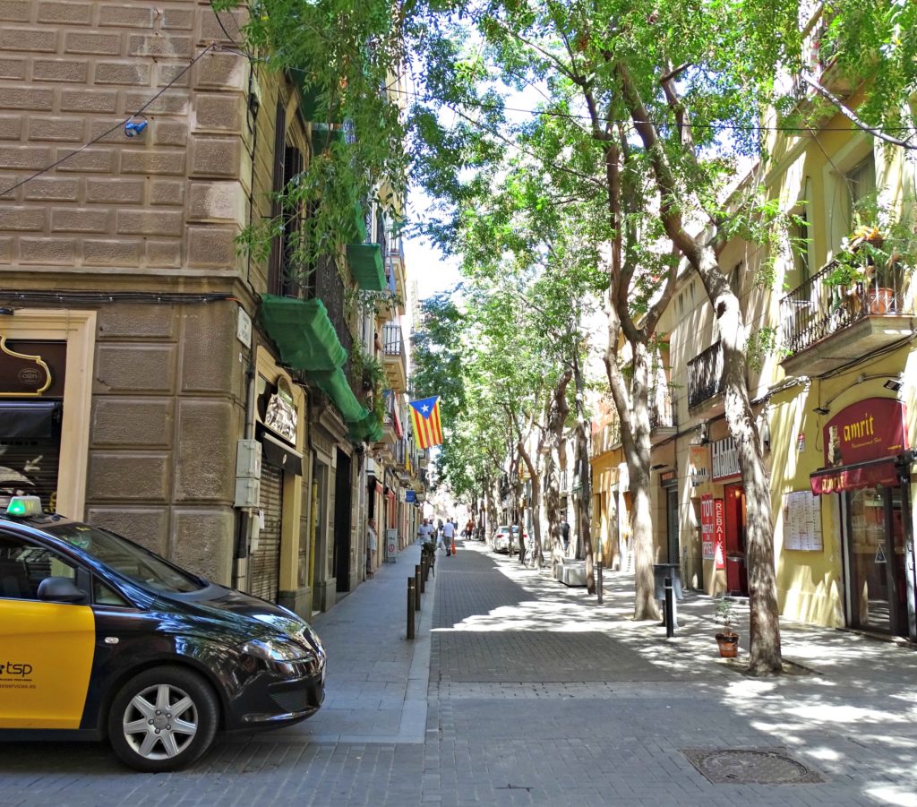 A leafy street in Gracia. Copyright©2016 mapandfamily.com