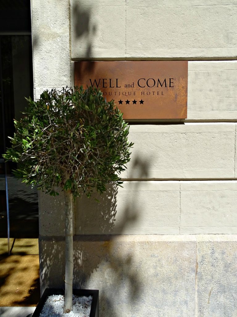 Where to stay in Barcelona first time. Entrance to hotel Well and Come. Copyright©2016 reserved to photographer via mapandfamily.com