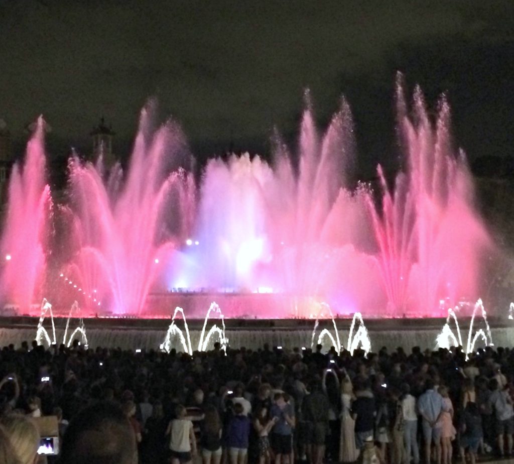 Barcelona with teens: magic fountain in pink Copyright©2016 mapandfamily.com