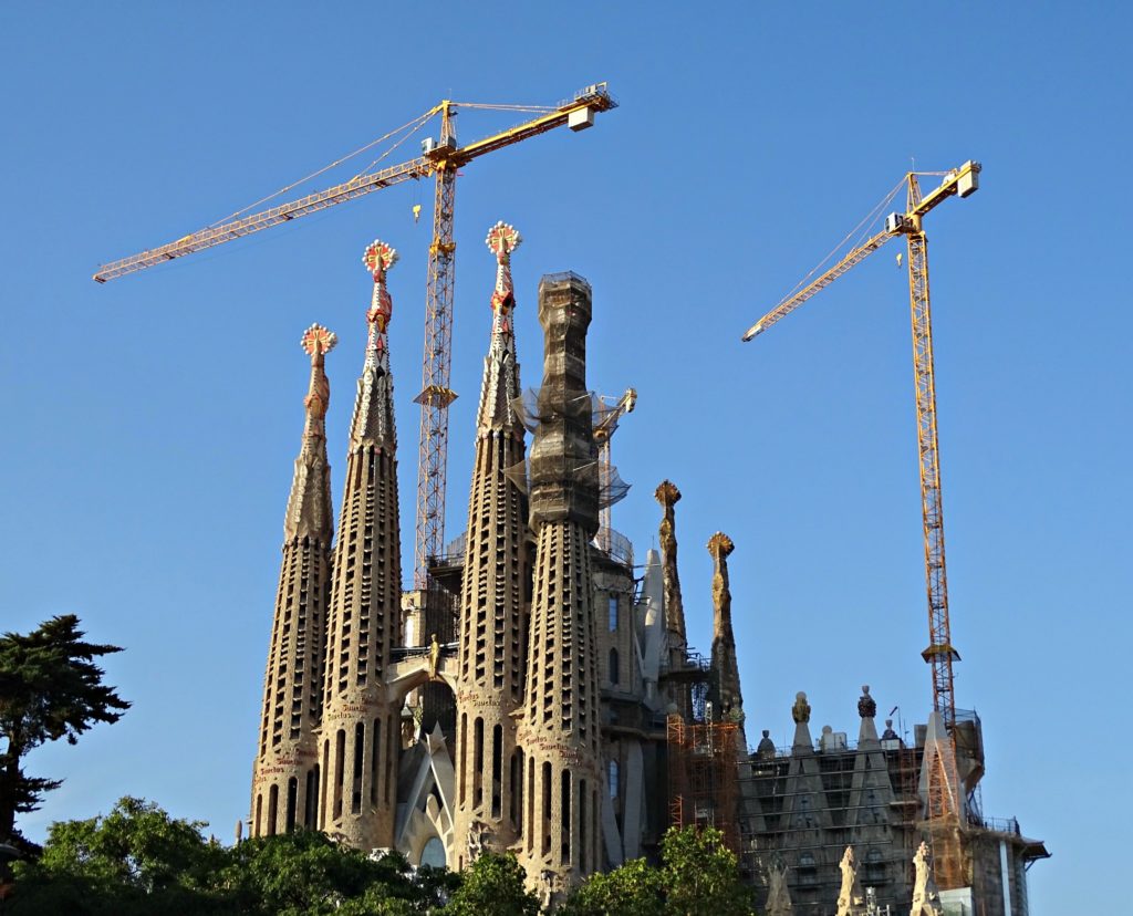 Barcelona with teens: sagrada familia with cranes. Copyright©2016 reserved to photographer via mapandfamily.com