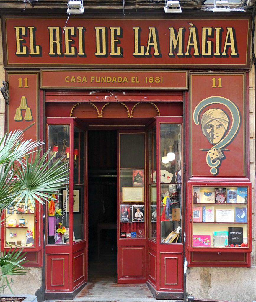  Magic shop with red and gold facade in Barcelona. Copyright©2016 mapandfamily.com