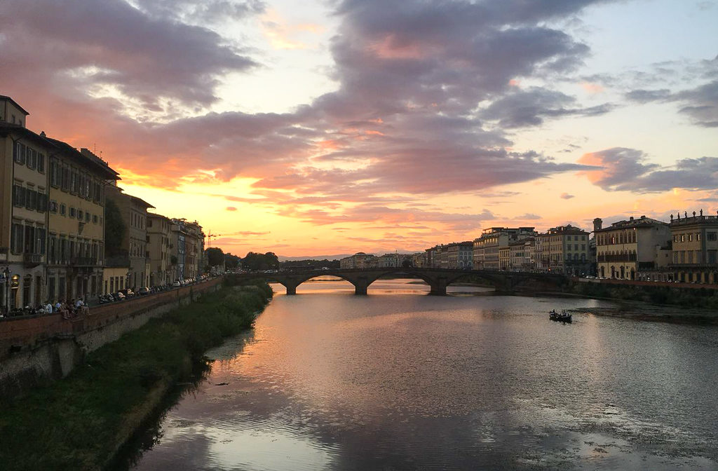 Free things to do in Florence. View of the sunset over the river Arno. Copyright©2018 mapandfamily.com 