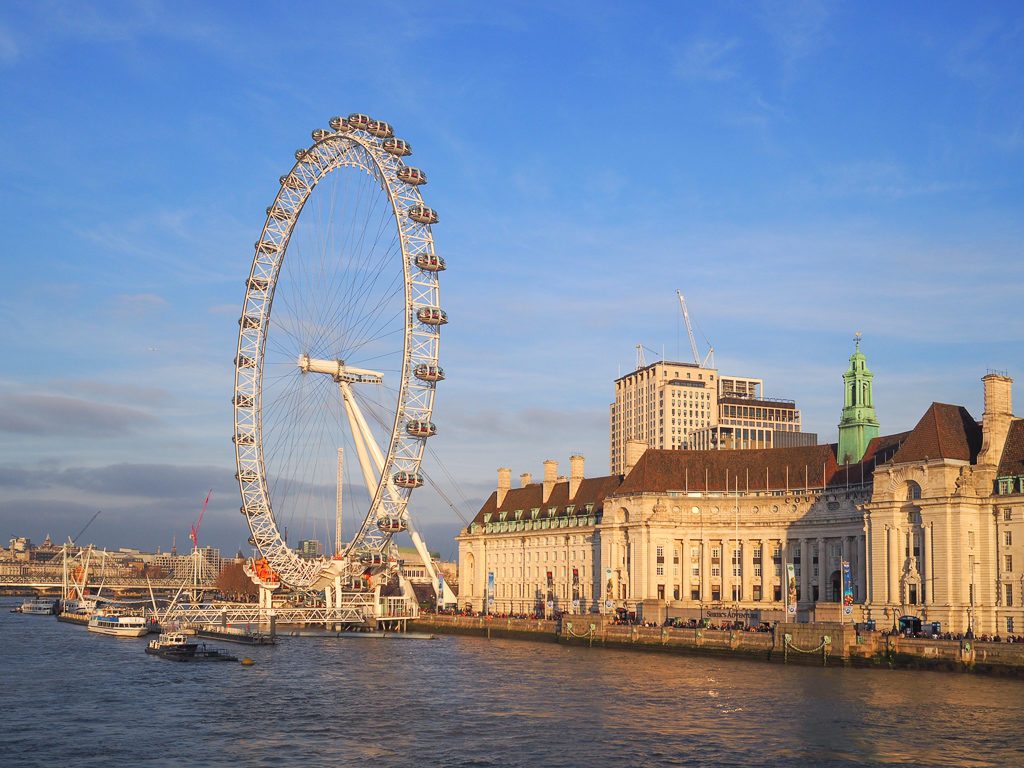 The London Eye, an observation wheel, on banks of river Thames. Copyright ©2019 mapandfamily.com 