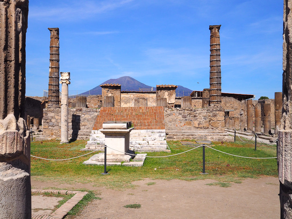 Visiting Pompeii, ruined temple in the forum. Copyright©2019 mapandfamily.com 