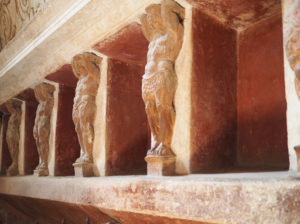 Niches with carved decoration in Pompeii baths. Copyright©2019 mapandfamily.com