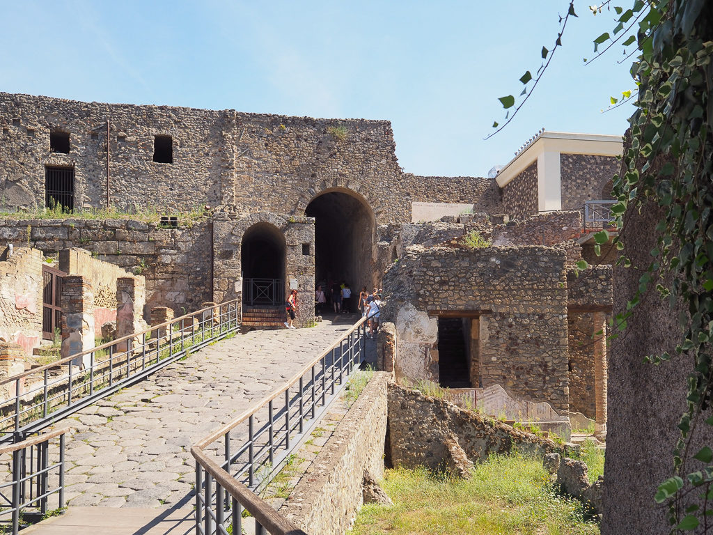 Entrance to the city of Pompeii with two archways. Copyright©2019 mapandfamily.com