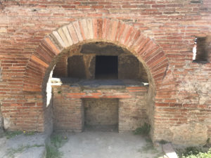 Bakery oven in Pompeii. Copyright©2019 mapandfamily.com