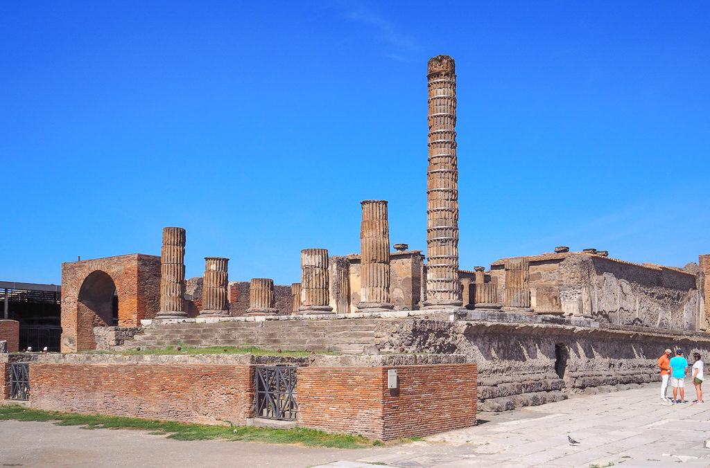 Ruined columns of temple in forum, Pompeii. Copyright©2019 mapandfamily.com