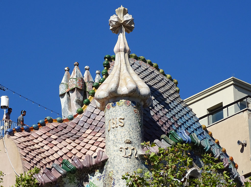 The curving roofline of Casa Batllo Barcelona. Copyright© 2019 mapandfamily.com 