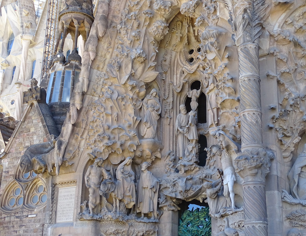 The Nativity scene on the facade of Sagrada Familia. Copyright© 2019 mapandfamily.com 