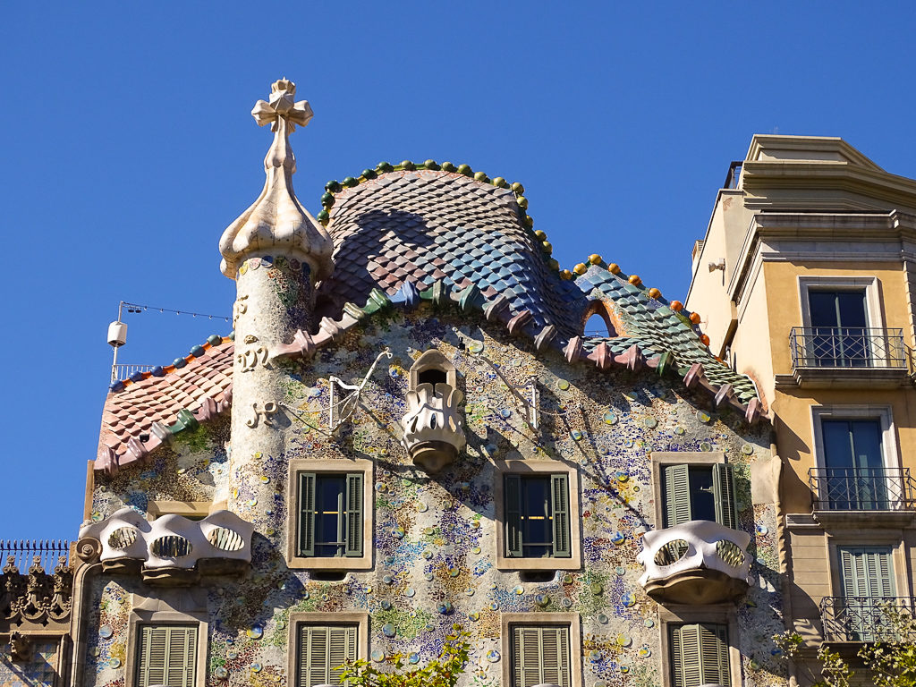 The curving tiled roof of Casa Batllo one of the fun Gaudi buildings to visit in Barcelona. Copyright©2019 mapandfamily.com 