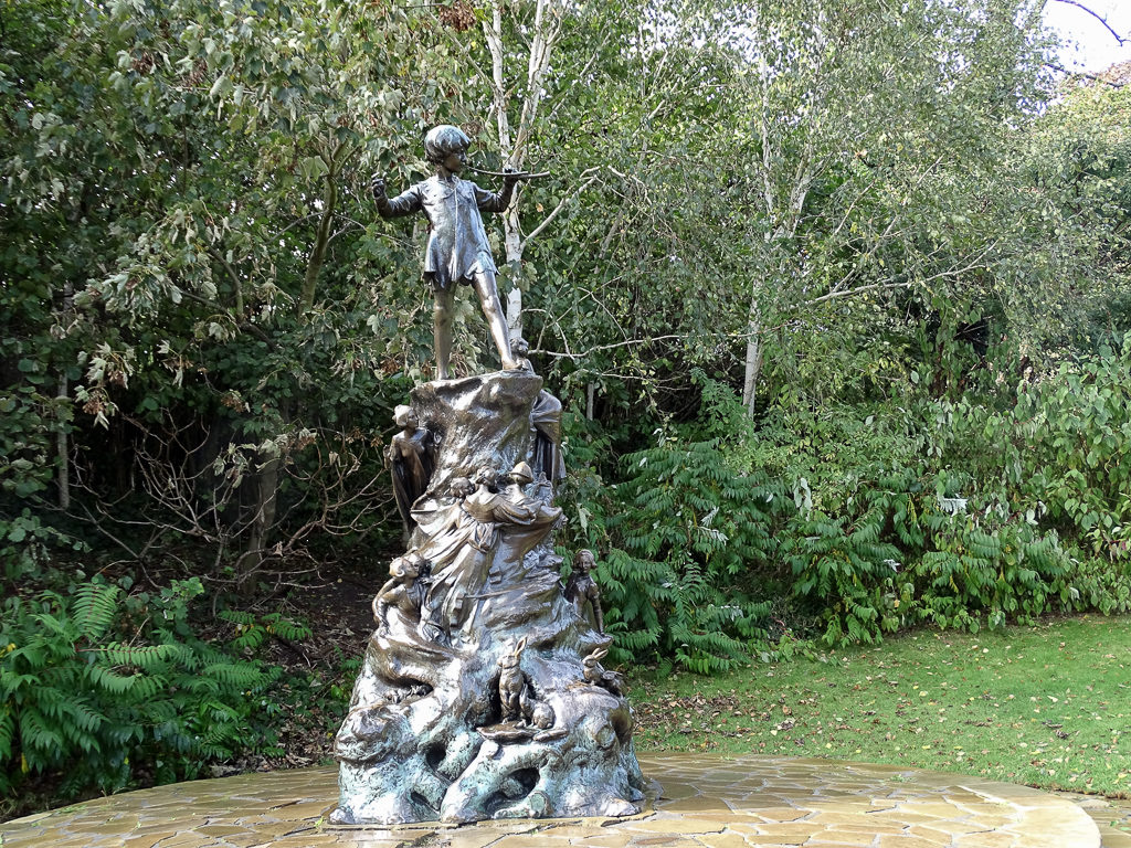 Peter Pan statue in Kensington Gardens. Copyright ©2019 mapandfamily.com 