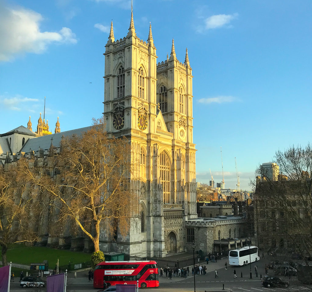 2 days in London. View of Westminster Abbey and red bus. Copyright ©2019 mapandfamily.com 
