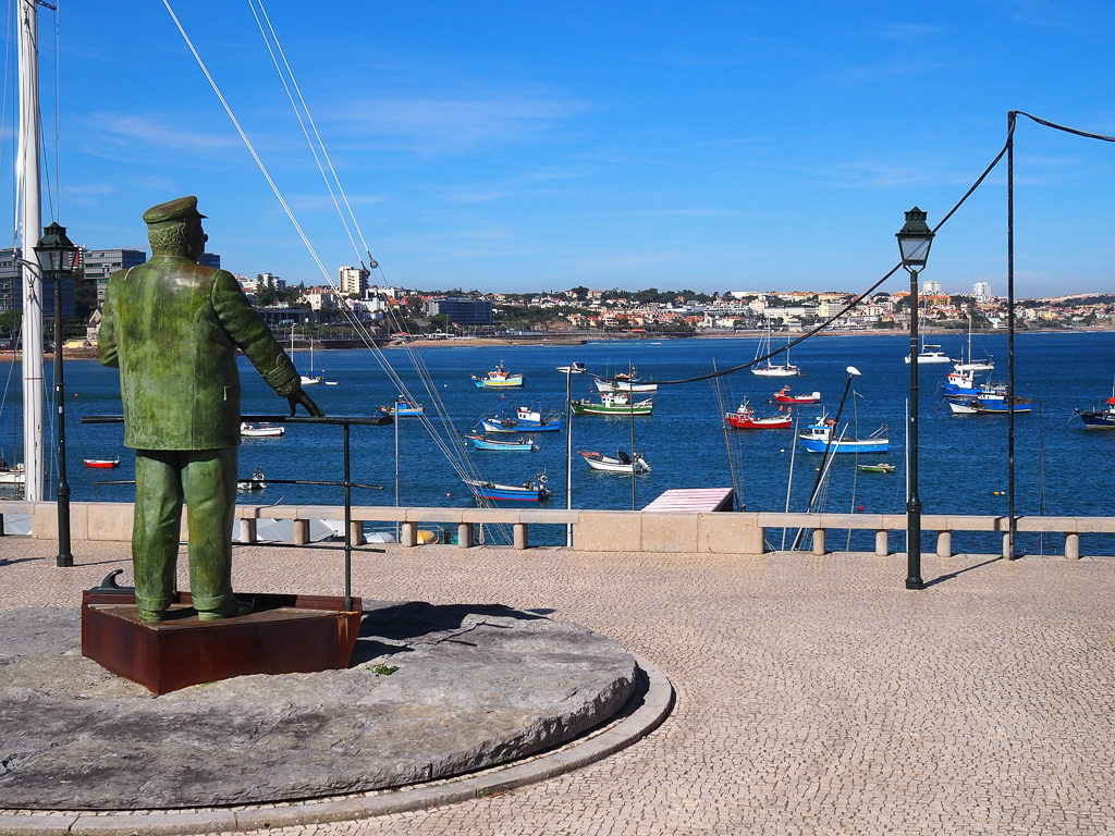 Statue of King Carlos overlooking the harbour of Cascais. Copyright ©2019 mapandfamily.com 