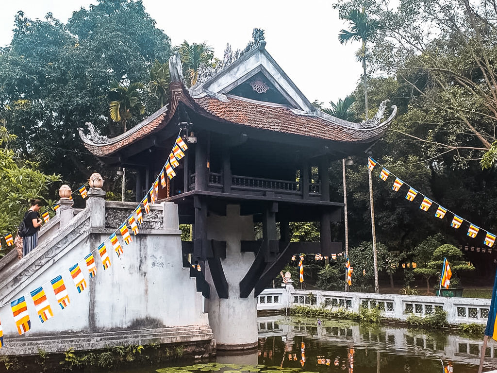 3 days in Hanoi. A pagoda with a single central support over a lotus pond. Copyright ©2019 mapandfamily.com .