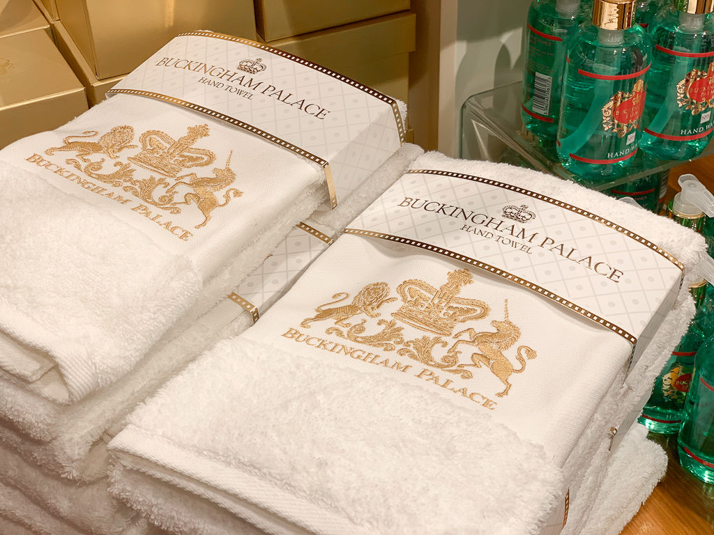 Stacks of white hand towels with gold Buckingham Palace crests. Copyright ©2019 mapandfamily.com