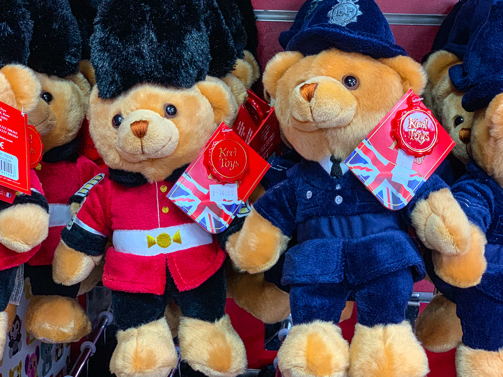 101 Best London Gifts for family by a local 2023 Map & Family