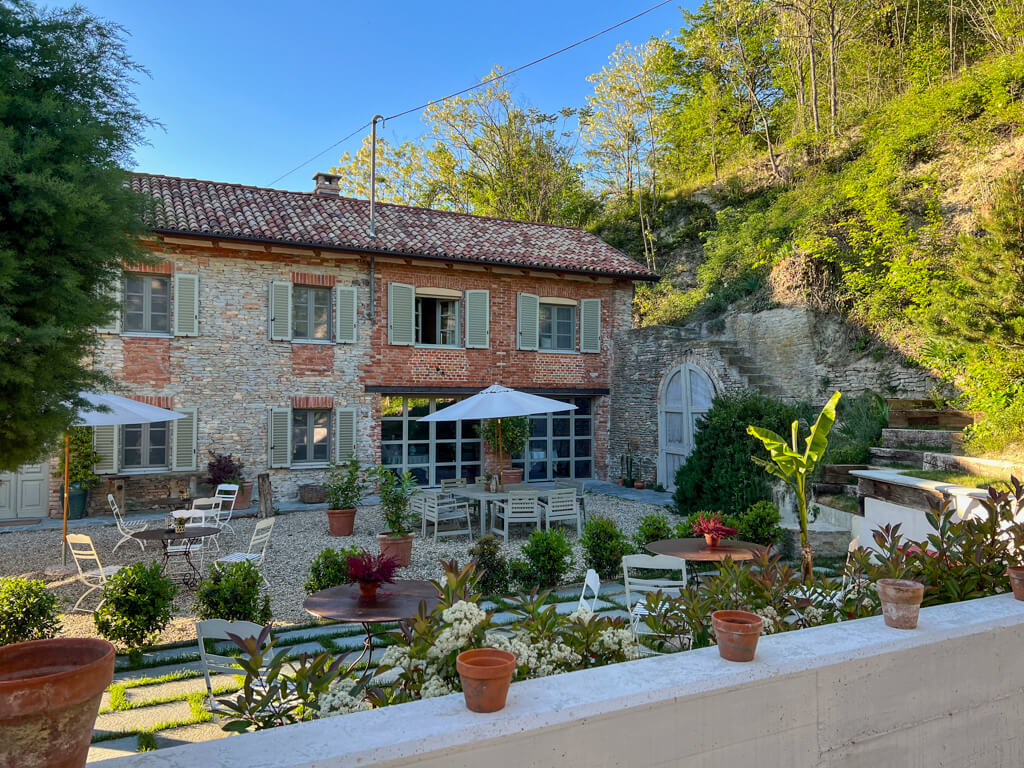 Peaceful courtyard at Villa Giara Piemonte. Copyright@2023mapandfamily.com