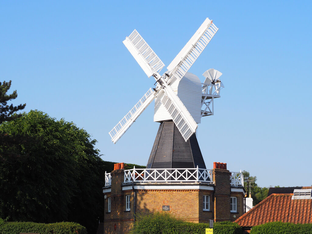 What's it like to live in Wimbledon? Windmill with white sails, a landmark on the Common. Copyright@2023mapandfamily.com 