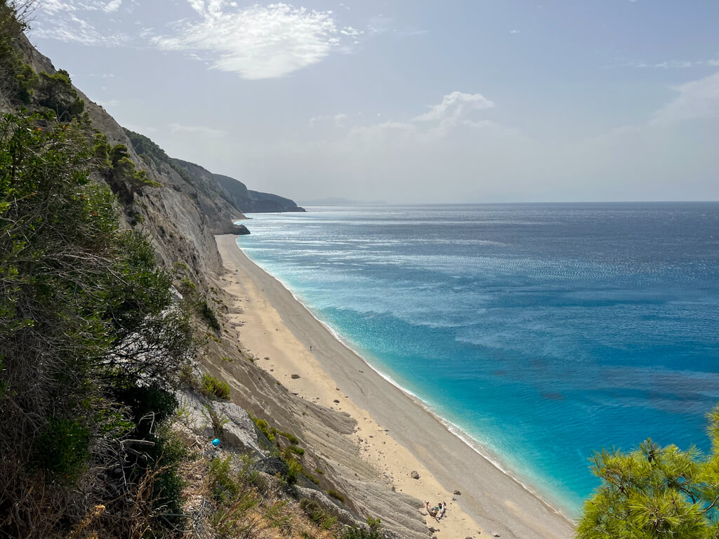 Long stretch of pale sand and turquoise sea at Egremni beach Lefkada. Copyright@2023mapandfamily.com 