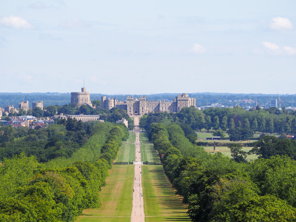 A view of the Windsor Castle Long Walk from the top of Snow Hill towards the castle. Copyright@2023 mapandfamily.com