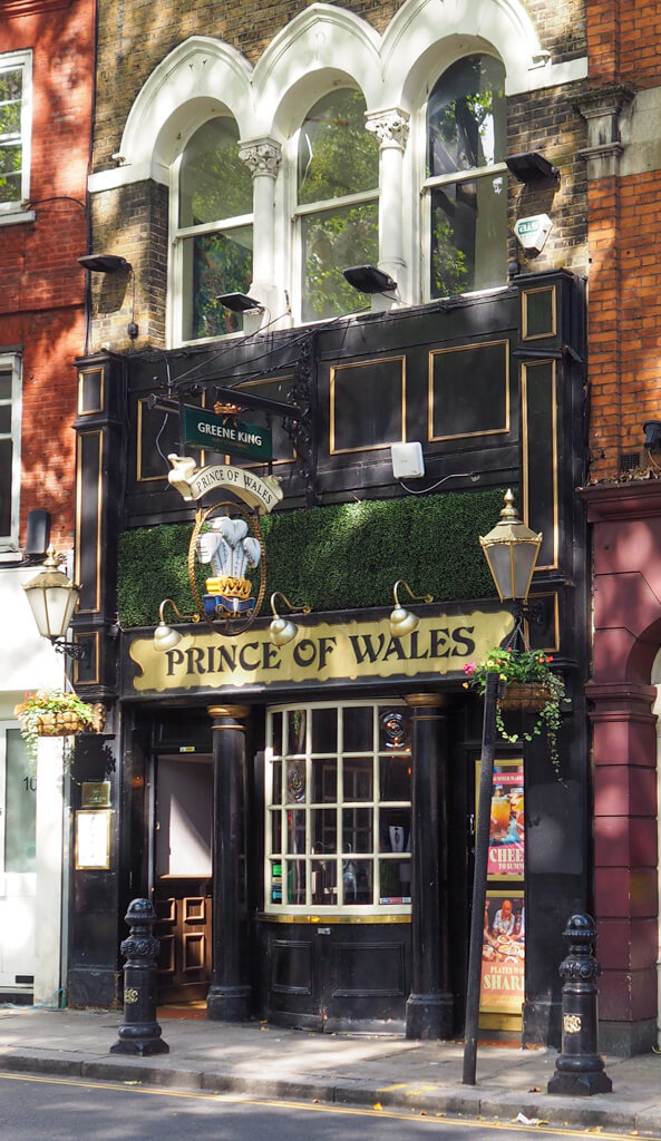 The Prince of Wales pub has a Dickensian style cream painted bow window. Copyright@2023 mapandfamily.com