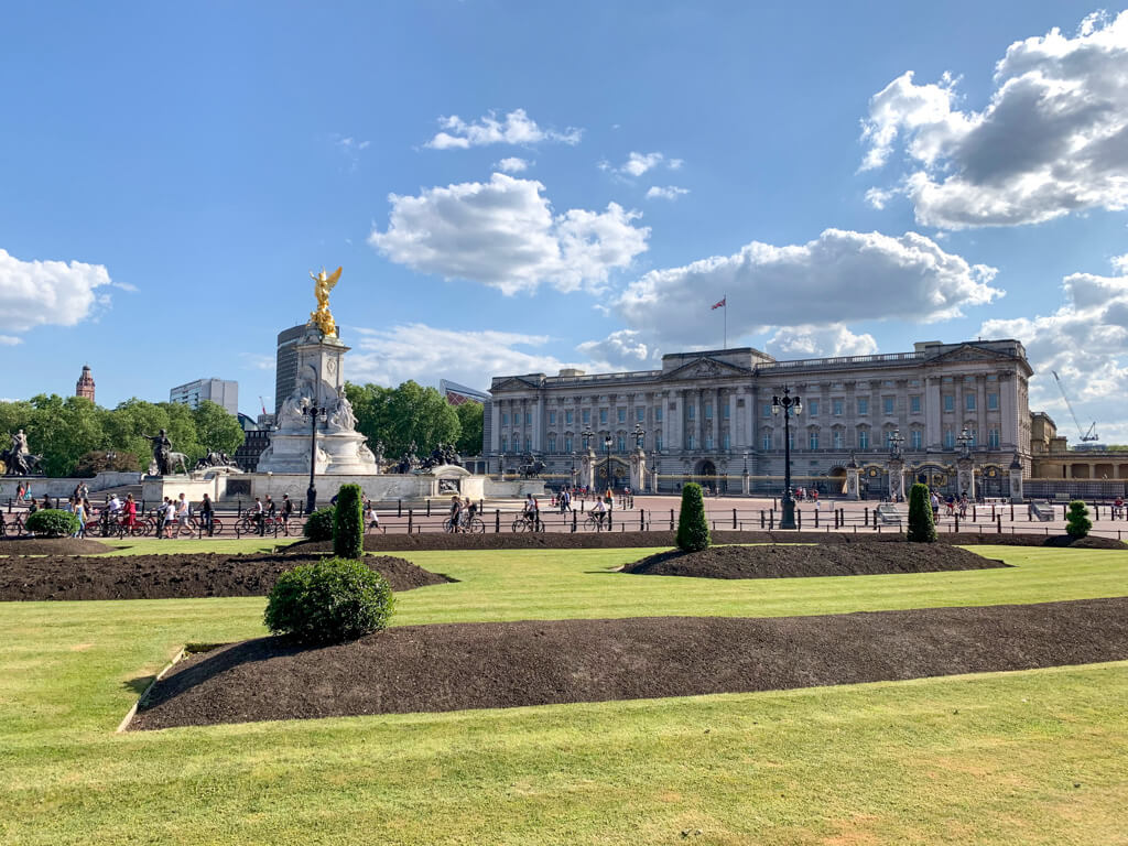 Showing front facade of Buckingham Palace and Victoria memorial which are key historical sites in London. Copyright@2023mapandfamily.com 