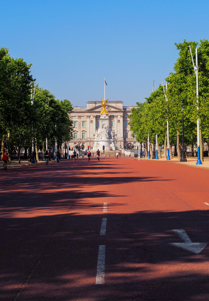 The red painted Mall leading to Buckingham Palace. Copyright@2023mapandfamily.com 