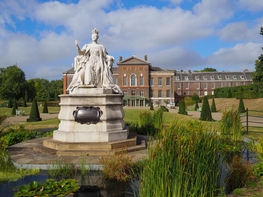 Statue of Queen Victoria in foreground with Kensington Palace behind. Copyright@2023mapandfamily.com 