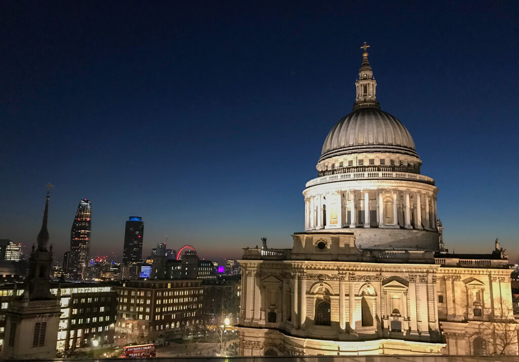 St Paul's cathedral dome illuminated against a night sky. Copyright@2023mapandfamily.com 