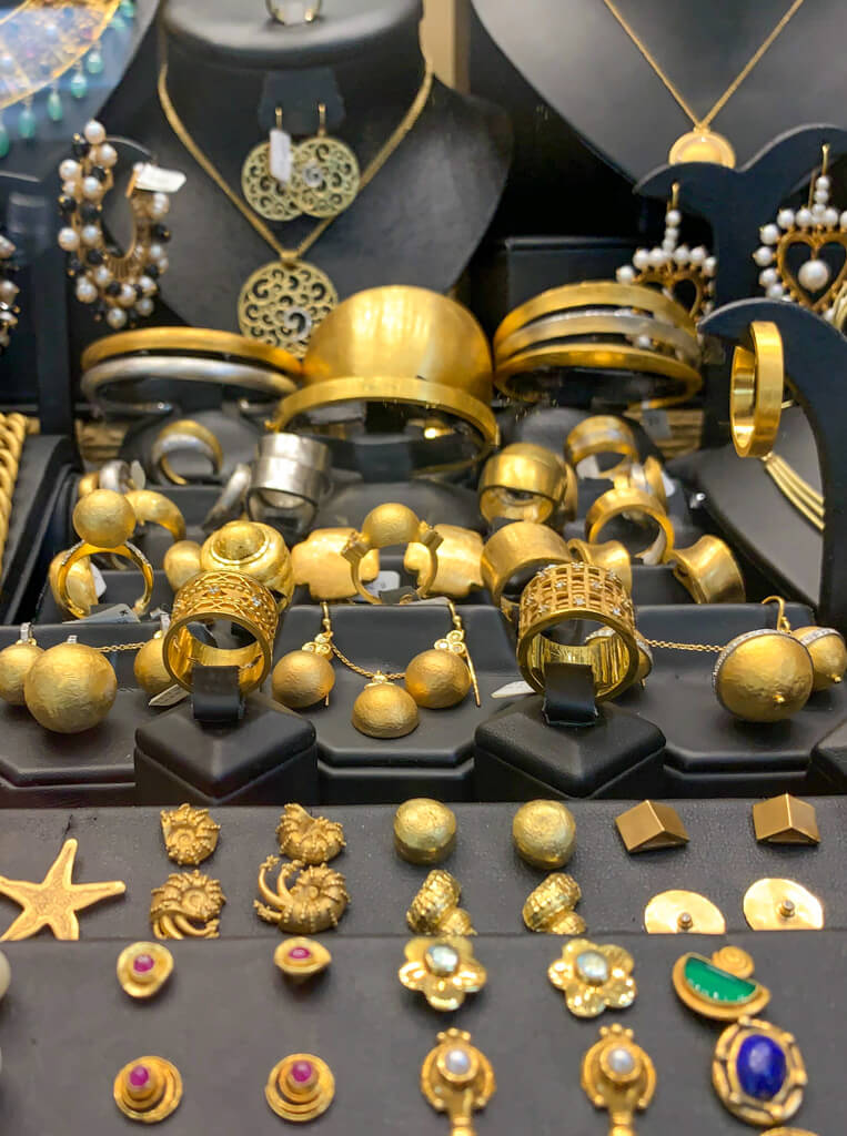 Gold jewellery in Argostoli. Copyright @2019 mapandfamily.com 