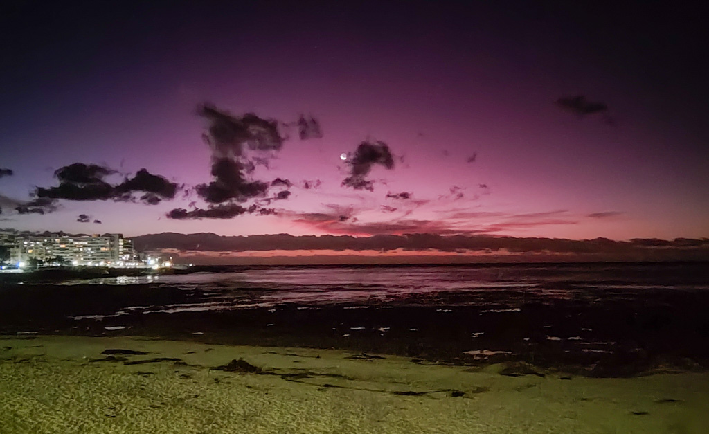 Sky coloured pink and purple over Sea Point. Copyright@2024 reserved to photographer via mapandfamily.com 