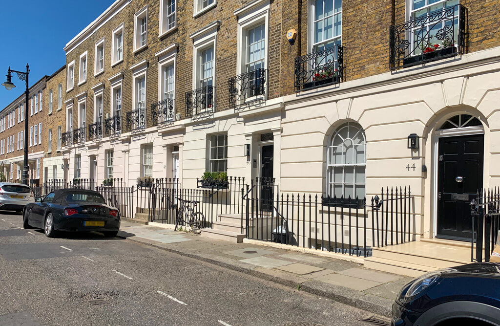 Belgravia is an upscale residential neighbourhood in central London. These smart terraced townhouses havve black iron balconies and railings. Copyright 2024@mapandfamily.com 