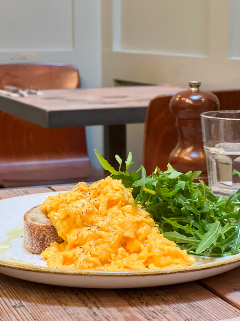 Scrambled egg on toast with green rocket beside it. Copyright@2024mapandfamily.com 
