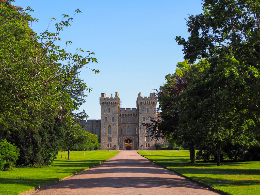 One of the.closest cities to London is Windsor, famous for its castle shown here at the end of the tree-lined Long Walk. Copyright@2024 mapandfamily.com 